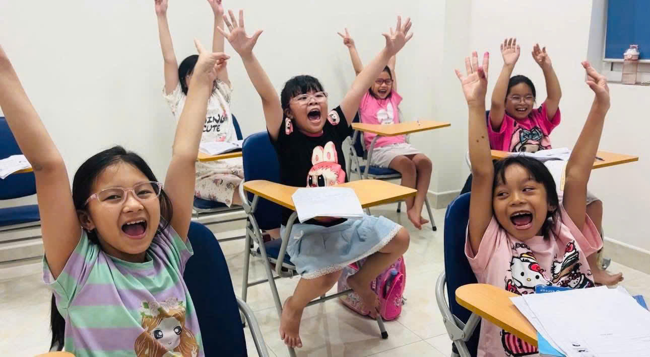 Các bé giơ tay phát biểu