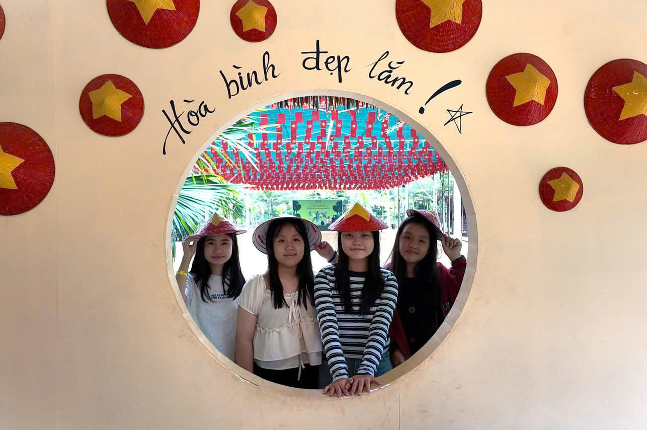 Học sinh chụp ảnh lưu niệm