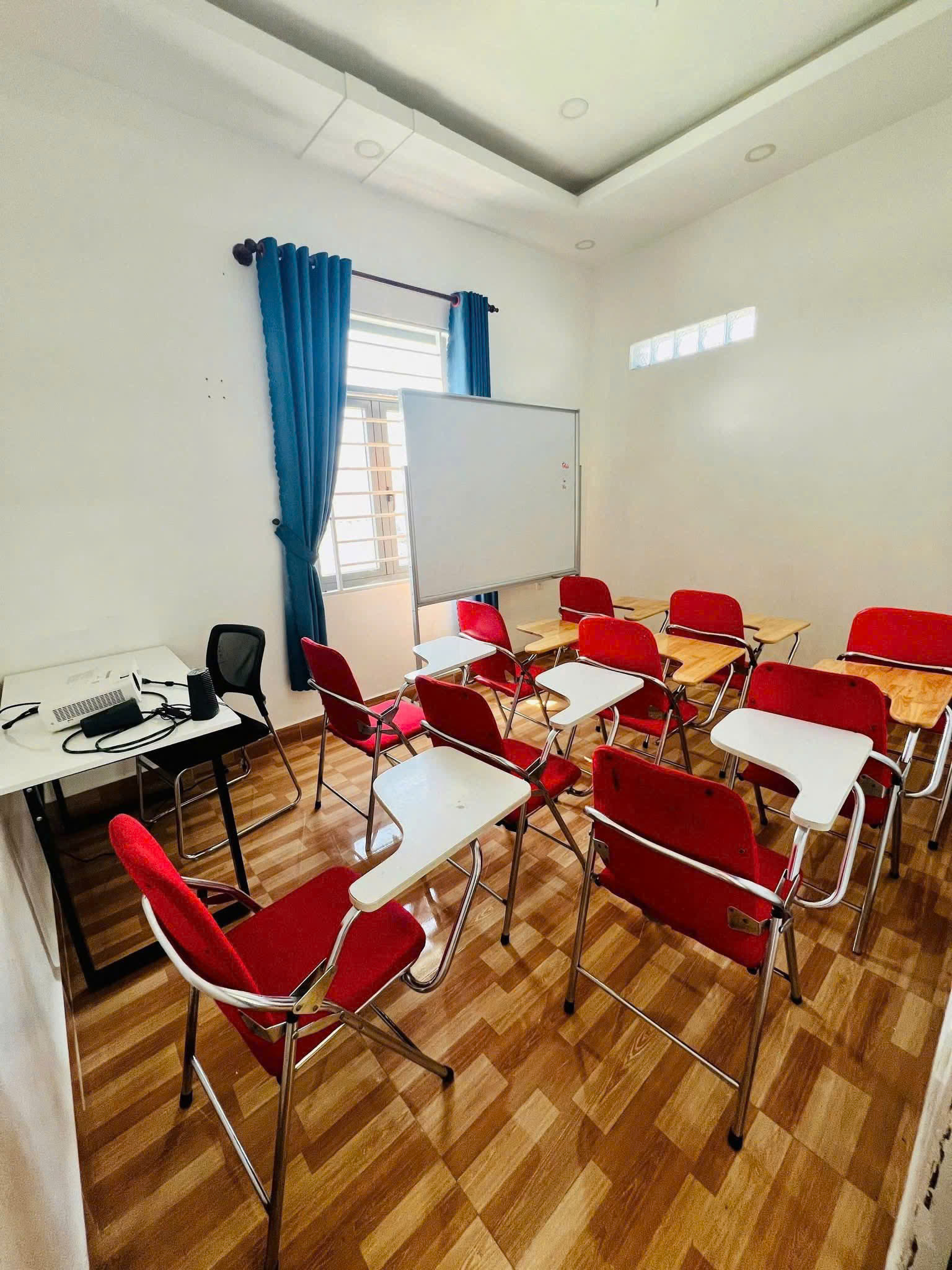 Phòng học có bảng trắng
